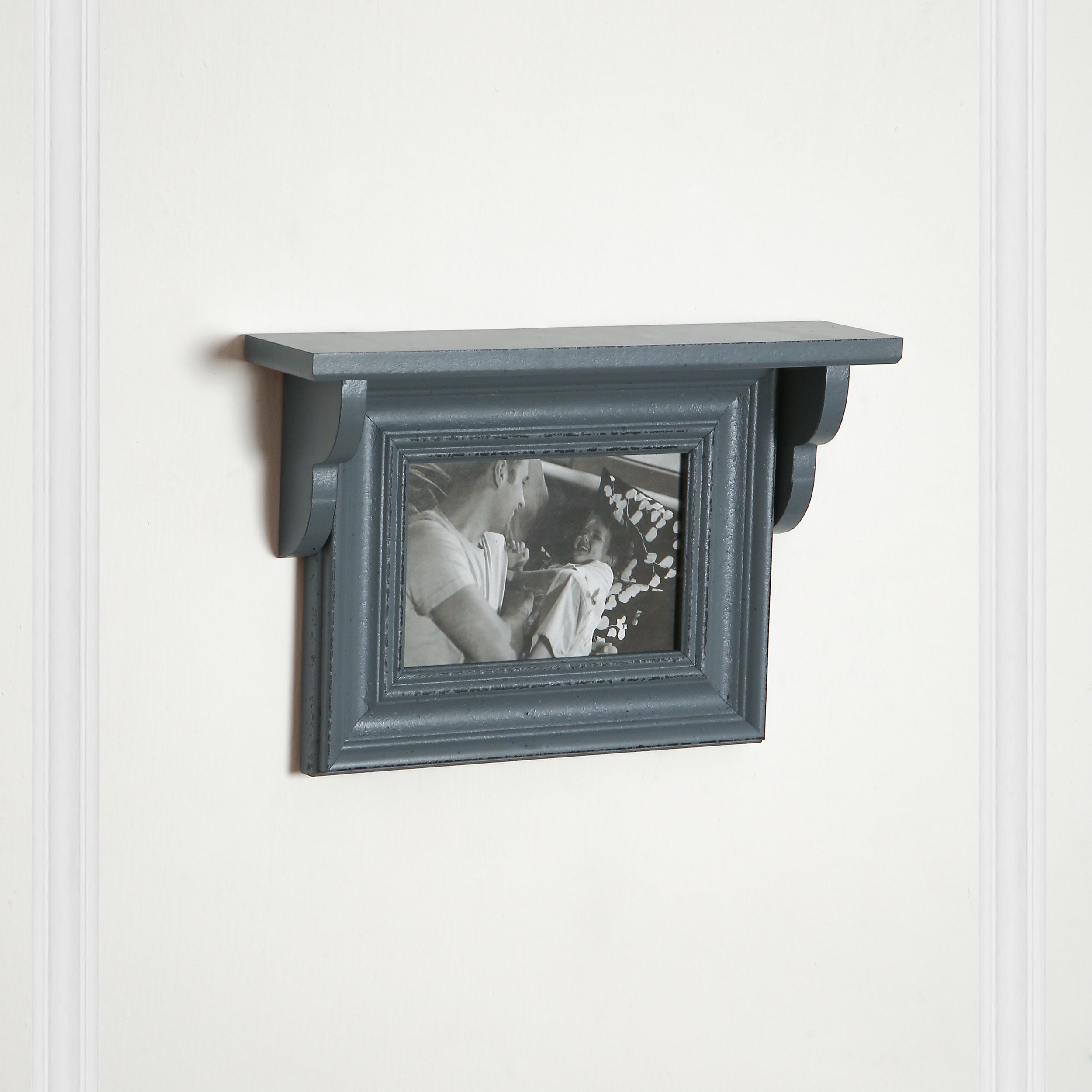 Horizontal photoframe with wooden shelf