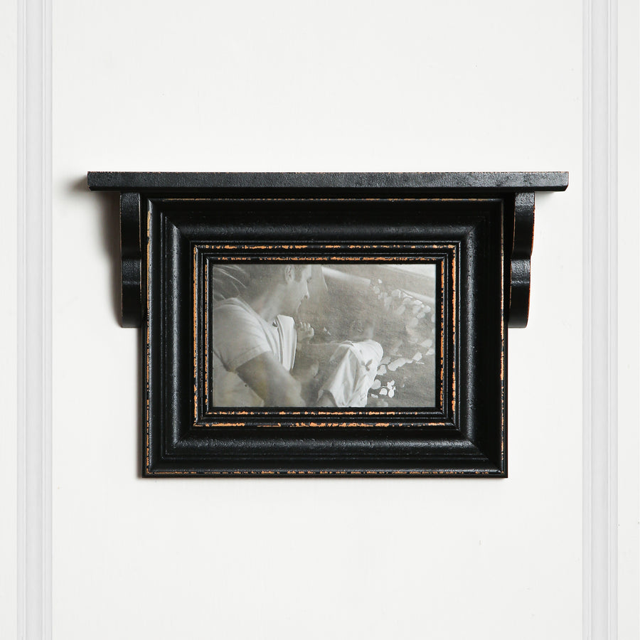 Horizontal photoframe with shelf