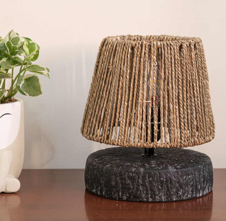 Modern style decorative table lamp